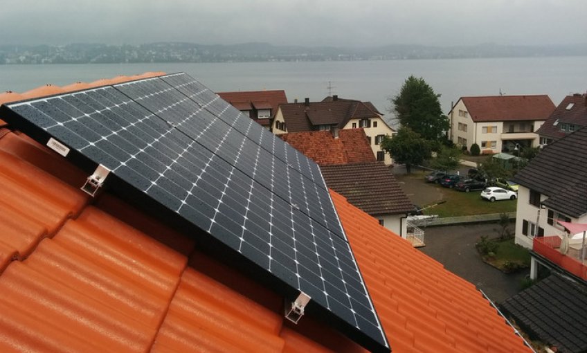 Die Solaranlage ist auf dem Dach.