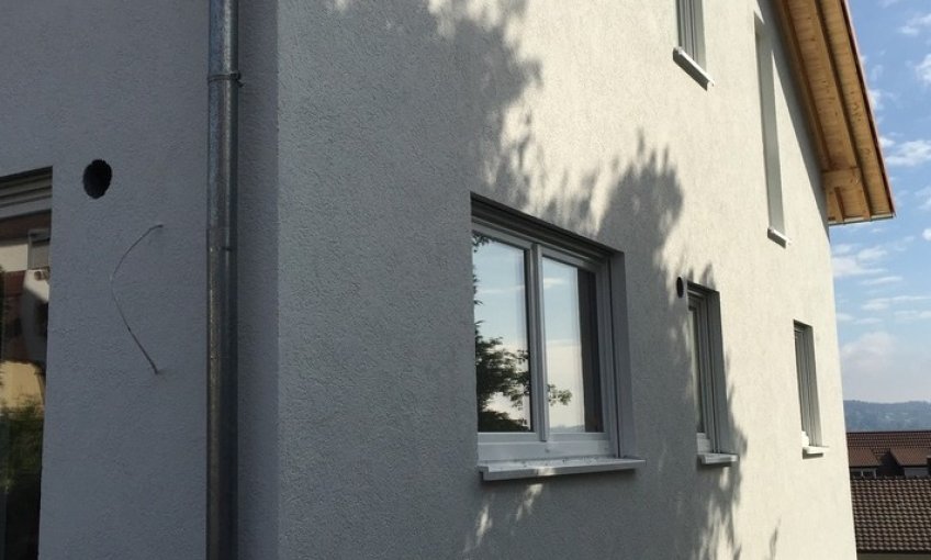 Fenster und Türen sind auch schon eingebaut.