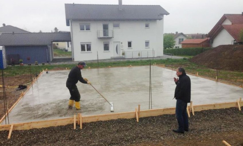 Der technische Leiter von Kern-Haus macht sich vor Ort ein Bild.