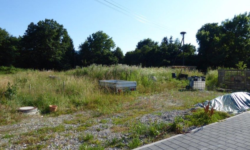 Auf diesem Grundstück in Espasingen wird das neue Kern-Haus von Familie B. entstehen. 