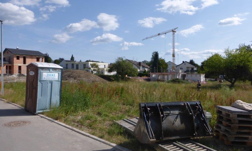 Auf diesem Grundstück wird das neue Kern-Haus der Bauherren Familie K. entstehen.