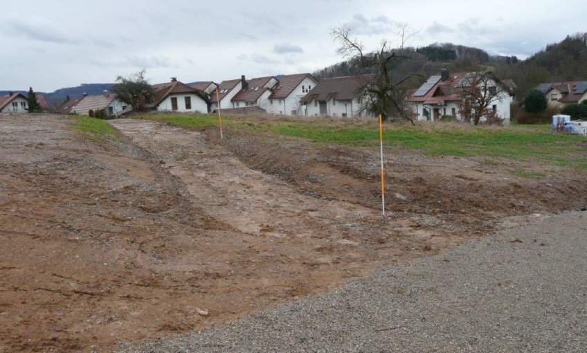 Auf diesem Grundstück wird das neue Haus von Familie M. entstehen.