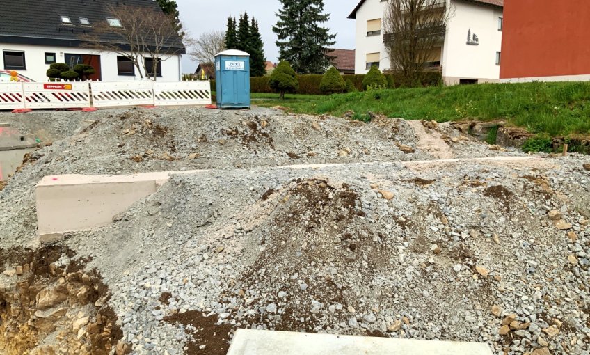 Das Fundament für die Garage wird vorbereitet.